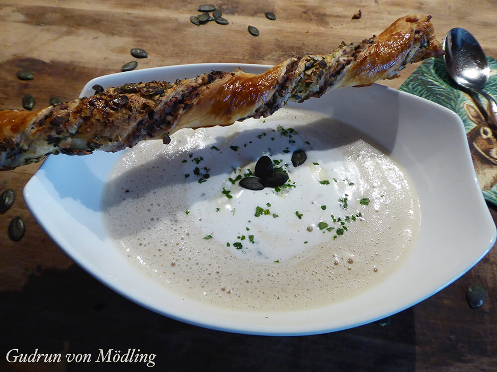 Steirische Schilcherrahmsuppe mit Käferbohnenstangerl