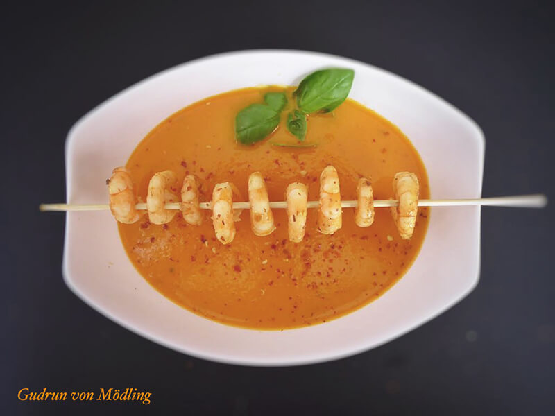 Tomaten-Kokos-Suppe mit marinierten Garnelen