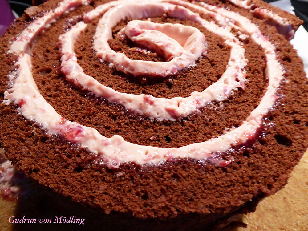 Wickeltorte mit Himbeer Fülle und Knusperboden – Gudrun von Mödling
