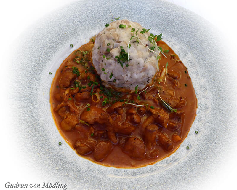 Eierschwammerlgulasch mit Semmelknödel