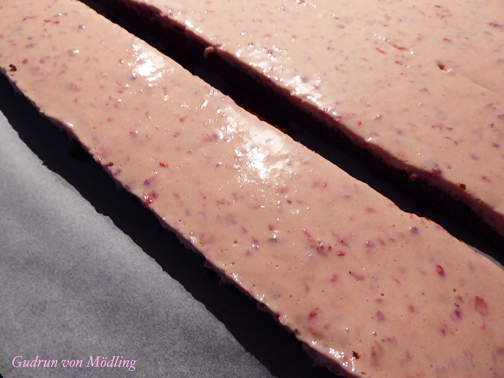Wickeltorte mit Himbeer Fülle und Knusperboden – Gudrun von Mödling