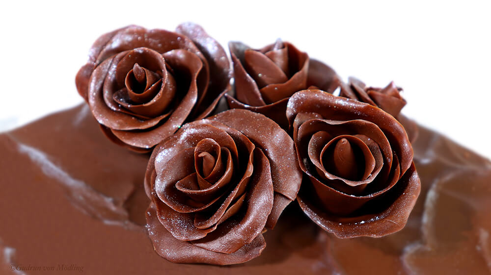 Schokoladetorte ?Sacher Art? mit Rosen