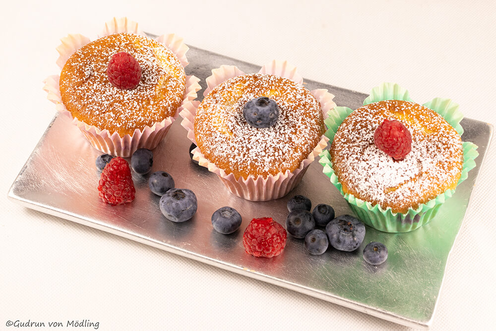 Muffins mit Himbeeren und Heidelbeeren