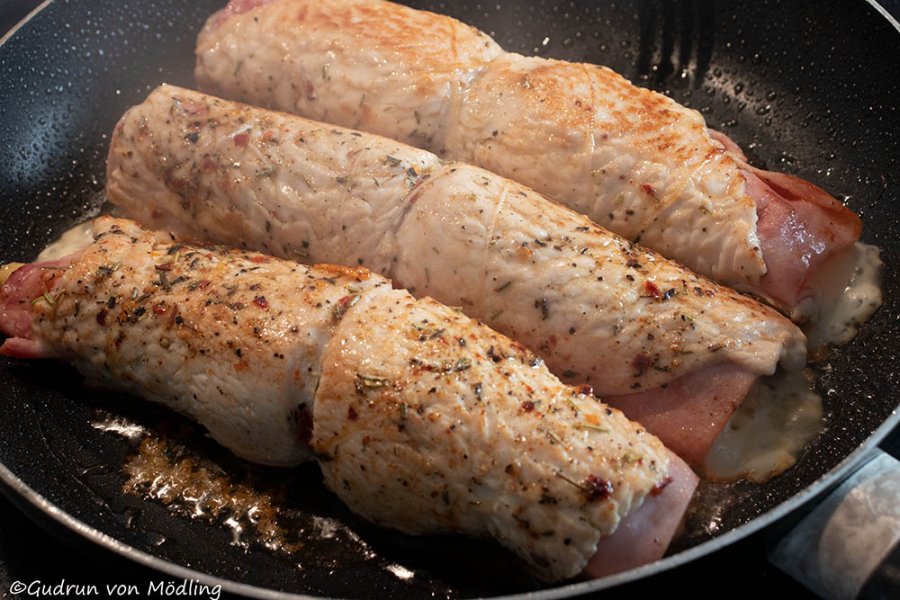 Putenrollen gefüllt mit Spargel, Schinken und Käse in einer ...