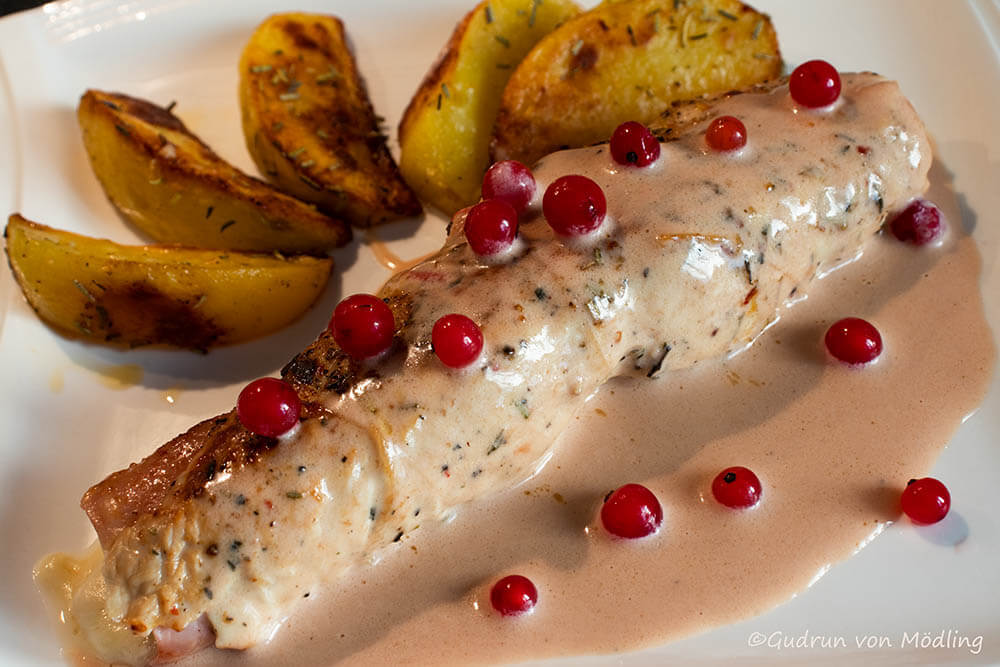 Putenrollen gefüllt mit Spargel, Schinken und Käse in einer ...