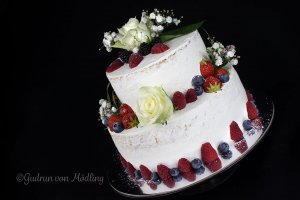 Naked Cake mit Rosen und Früchten