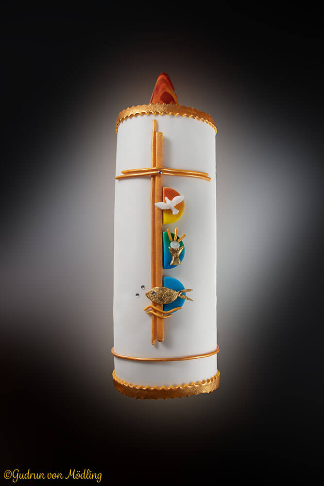 Tauftorte in Form einer Kerze