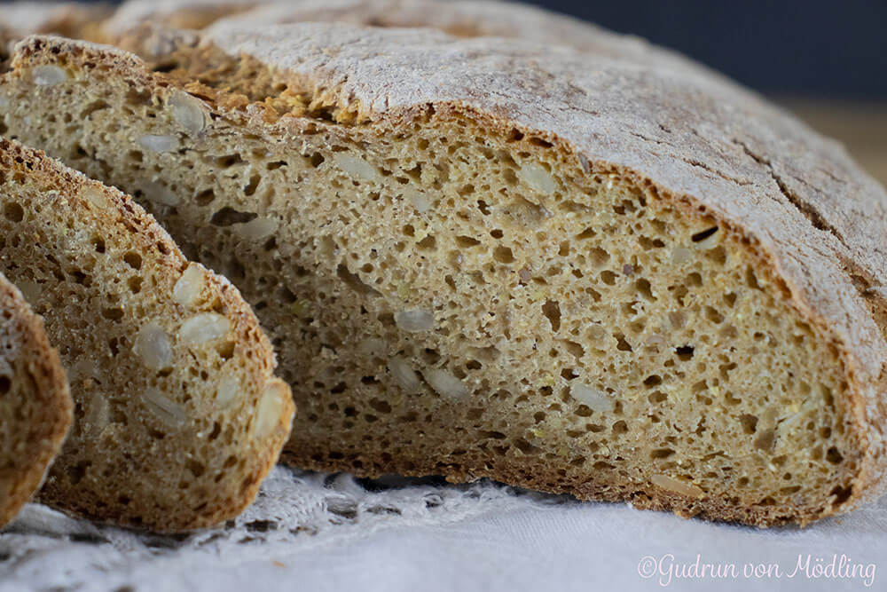 Einkorn-Vollkorn Brot mit Sonnenblumenkernen