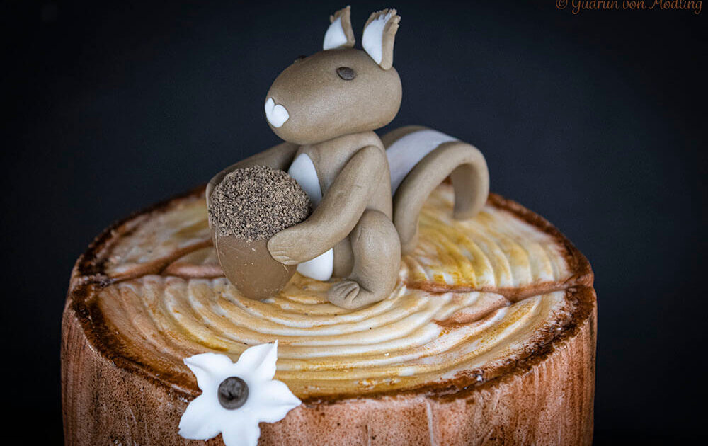 Baumstamm mit Eichhörnchen – Gudrun von Mödling